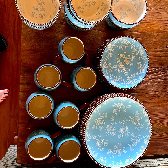 8 Pc setting (32 pcs) dinnerware- EXCELLENT CONDITION. - Picture 2 of 4